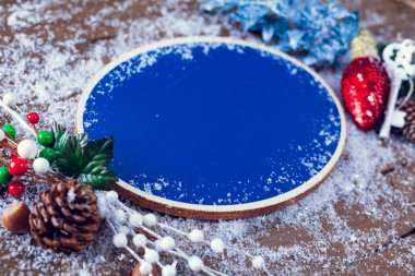 İşaretleri yaparak için Chritmas dekorasyonu ile boş mavi yazı tahtası 