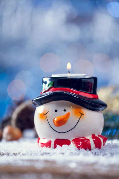 Kerstman en houder op besneeuwde houten verticale achtergrond. — Stockfoto