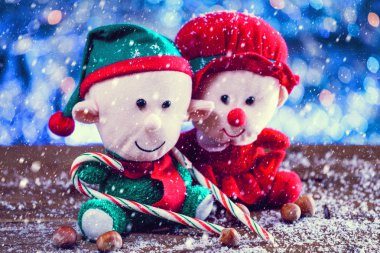 Mutlu Noel Elf aile şekerler ile üzerinde düşen kar. Vintage filtre uygulanan.