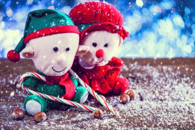 Mutlu Noel Elf aile şekerler ile üzerinde düşen kar. Vintage filtre uygulanan.