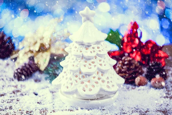 Neve caduta su bella impostazione per Natale con albero di candela. Filtro Vintage applicato . — Foto Stock