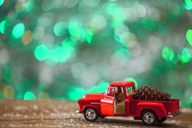 Noel oyuncak kamyon ile çam kozalağı ahşap tablo