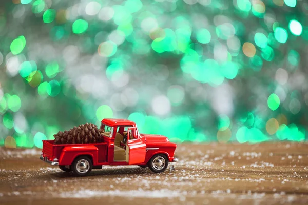 Boże Narodzenie zabawki ciężarówki z szyszka na drewnianym stole — Zdjęcie stockowe