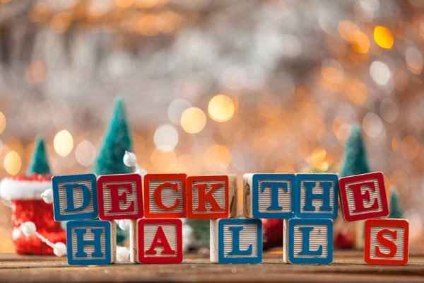 Deck The Halls oyuncak bloklarla Noel kartı üzerinde yazılı