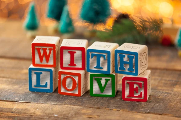 С любовью, с игрушечными блоками на фоне рождественских открыток . — стоковое фото