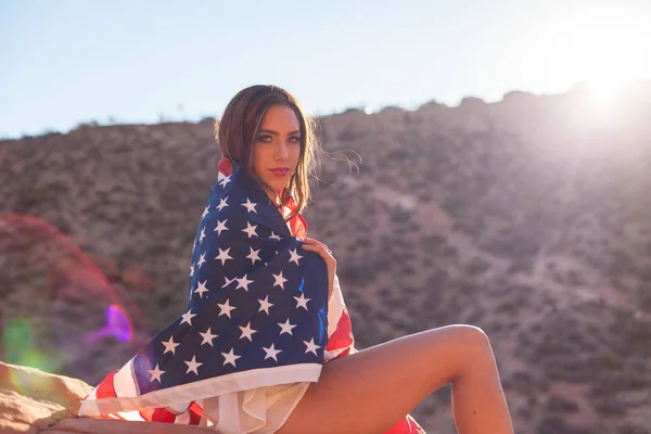 Szép fiatal amerikai lány modell csábító látszó vörös sziklás sivatagban — Stock Fotó