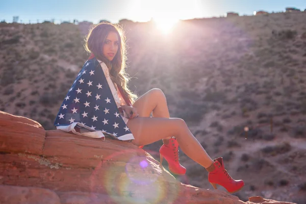 Kırmızı kayalık çölde baştan çıkarıcı arıyorum güzel genç Amerikalı kız modeli — Stok fotoğraf