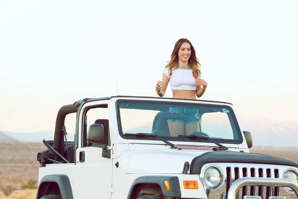 Gyönyörű boldog mosolygó fiatal hölgy áll a Konvertibilis autó. — Stock Fotó