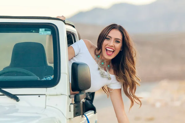 Pencereden dışarı asılı Cabrio araba mutlu gülümseyen genç kadın — Stok fotoğraf