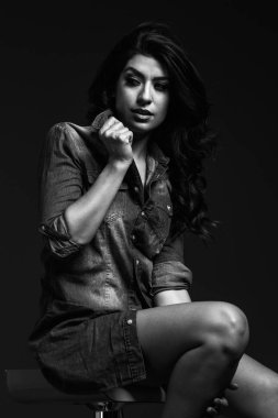 Güzel genç kadın giyiyor Denim Jean gömlek portresi kapatın