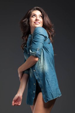 Poz giyen Denim Jean gömlek gülümseyen güzel genç kadın kapatmak