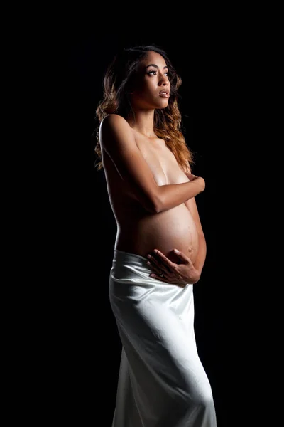 Retrato de una hermosa mujer afroamericana embarazada mirando hacia arriba — Foto de Stock