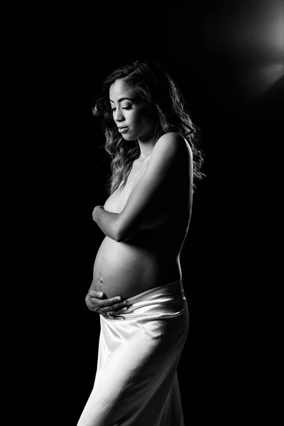 Portret piękne African American kobieta w ciąży, patrząc w dół — Zdjęcie stockowe