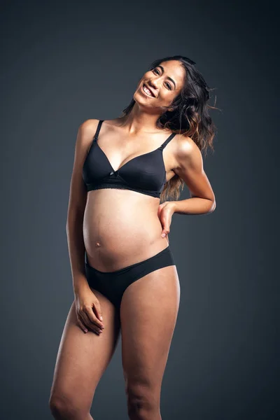 Piękna w ciąży African American kobieta noszenia czarny uśmiechnięty — Zdjęcie stockowe