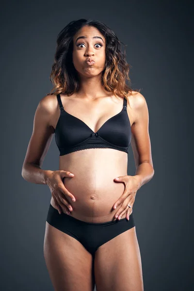 Siyah Holding göbek giyen güzel hamile Afrikalı-Amerikalı kadın