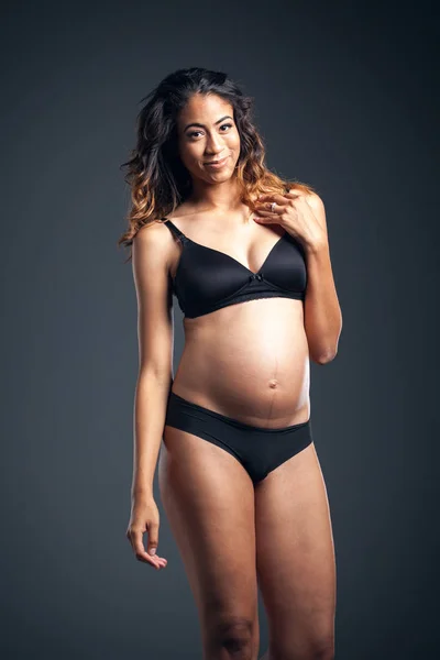 Bella donna afroamericana incinta che indossa nero — Foto Stock