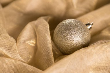 Closeup sıcak altın Glitter pırıltı Noel biblo parlak kumaş üzerine