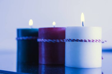 Karlı mavi Pillar Mumlar filtre bulanık Noel kartı soyut