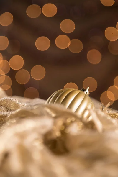 Vertikale Nahaufnahme abstrakt warmes Gold Weihnachtskugelornament — Stockfoto