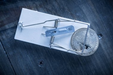 Yukarıdan aşağıya fare kapanı gümüş Bitcoin Cryptocurrency.