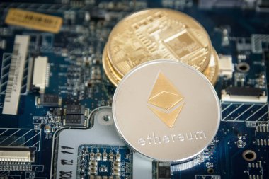 Bilgisayar anakart üzerinde dijital Cryptocurrency altın Ethereum.