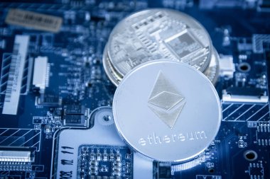 Mavi bilgisayar üzerinde gümüş dijital Cryptocurrency sikke Ethereum.