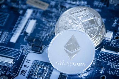 Mavi bilgisayar üzerinde gümüş dijital Cryptocurrency sikke Ethereum.