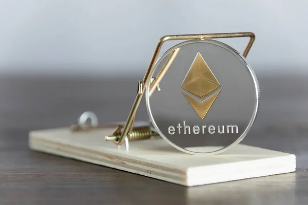 Gold Ethereum Cryptocurrency In Mouse Trap. Financial Trap Concept. — Stock Photo, Image