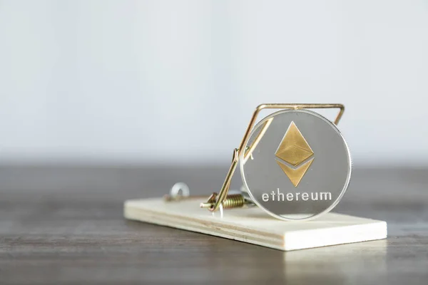 Gold Ethereum Cryptocurrency In Mouse Trap. Financial Trap Concept. — Stock Photo, Image