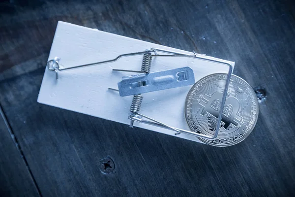 Top-Down-Kryptowährung Bitcoin in der Mausefalle. Finanzfallen-Konzept auf blauem Hintergrund. — Stockbild Kryptowährung Bitcoin von oben nach unten in der Mausefalle. — Stockfoto
