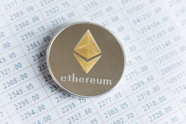 Altın ethereum cryptocurrency Jeton numaraları grafik borsa masada.