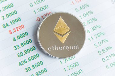 Altın ethereum cryptocurrency Jeton numaraları grafik borsa masada.