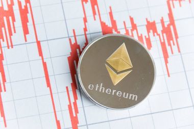 Altın ethereum cryptocurrency madeni para üzerinde çizgi grafik hisse senedi grafiği Yükseliyor.