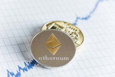 Altın ethereum cryptocurrency sikke üzerinde yükselen çizgi grafik borsa grafik yığını.