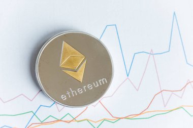 Altın ethereum cryptocurrency sikke üzerinde yükselen çizgi grafiği grafik ticaret