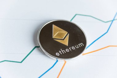 Altın ethereum cryptocurrency sikke üzerinde çizgi grafiği grafik ticaret.