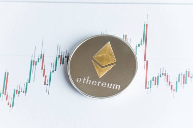 Altın ethereum cryptocurrency sikke şamdan grafiği ticaret üzerinde.