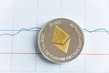 Altın ethereum cryptocurrency sikke üzerinde çizgi grafiği grafik ticaret.