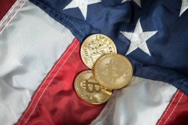 Amerika Birleşik Devletleri bayrağı altın dijital Cryptocurrency para Bitcoin.