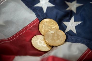 Amerika Birleşik Devletleri bayrağı altın dijital Cryptocurrency para Bitcoin.