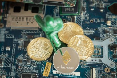 Sanal Cryptocurrency Ethereum kavramı. Paralar koruma Savaşı asker.