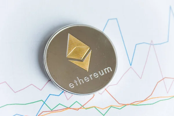 Ethereum moneta criptovaluta in oro sul grafico a linee crescente . — Foto Stock
