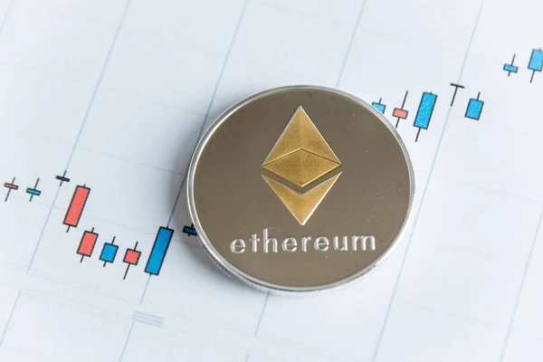 Arany ethereum cryptocurrency pénzérme gyertyatartó chart kereskedés. — Stock Fotó