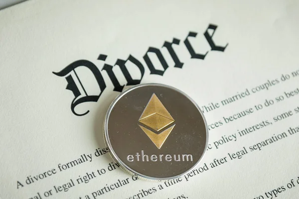 Pagamento del divorzio con moneta criptovaluta ethereum . Foto Stock Royalty Free