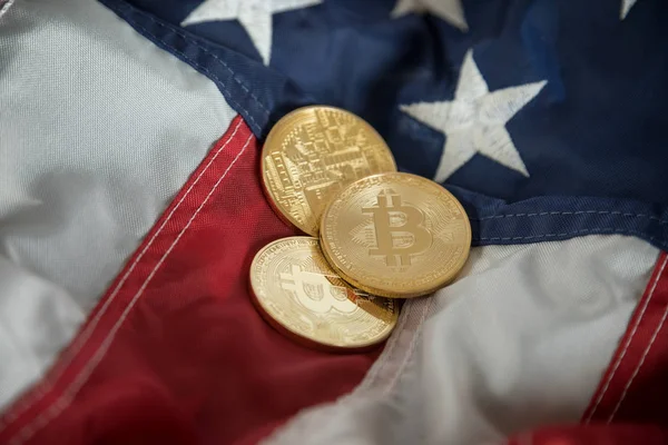 Moneda de criptomoneda digital dorada Bitcoin en la bandera de Estados Unidos . Imagen De Stock