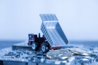 Mavi bilgisayar anakart arka plan üzerinde makro damperli kamyon.