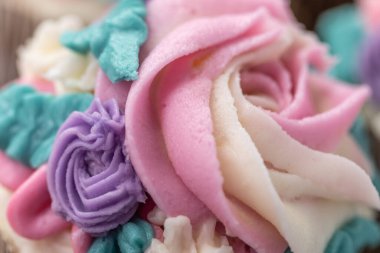 Ahşap arka planda Macro Çiçekli kekler