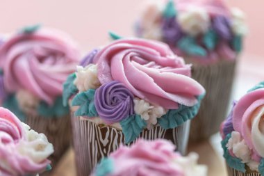 Ahşap arka planda Çiçekli Kekleri Kapat