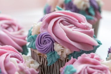 Ahşap arka planda Macro Çiçekli kekler