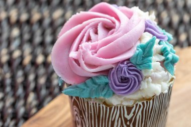 Ahşap arka planda, fotokopi alanı olan Tepeden Aşağı Çiçek kekleri